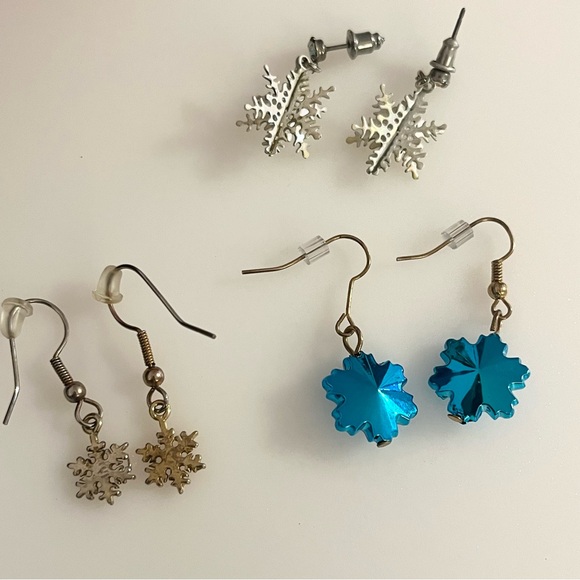Lot 3 Vintage Christmas Earrings Snowflakes Gold Tone Silver Tone Blue Beaded - Picture 2 of 16
